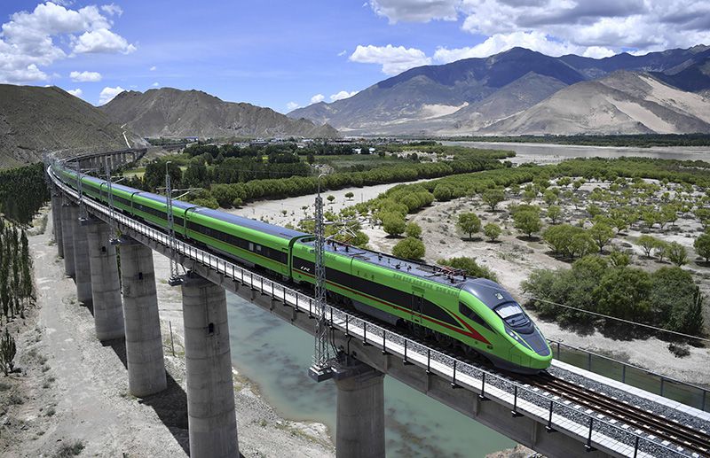 2022年6月22日，復(fù)興號列車行駛在西藏山南境內(nèi)。