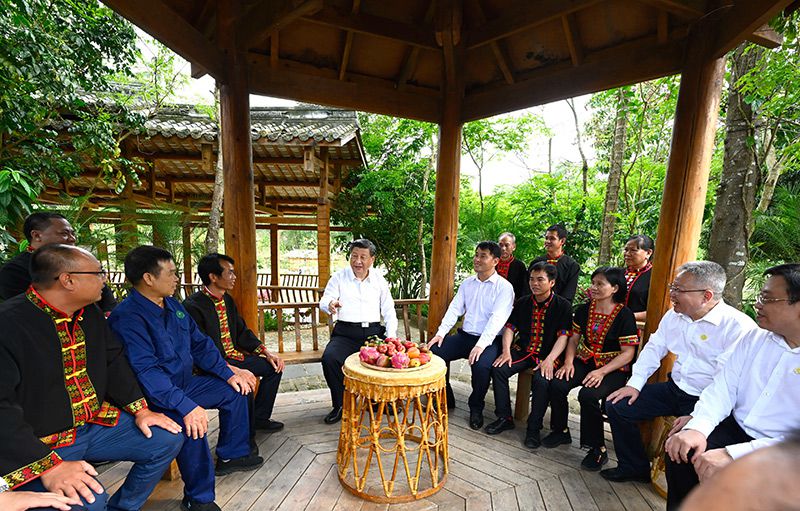 2022年4月11日，習(xí)近平總書記在海南五指山市水滿鄉(xiāng)毛納村，同當(dāng)?shù)馗刹咳罕娪H切交談。