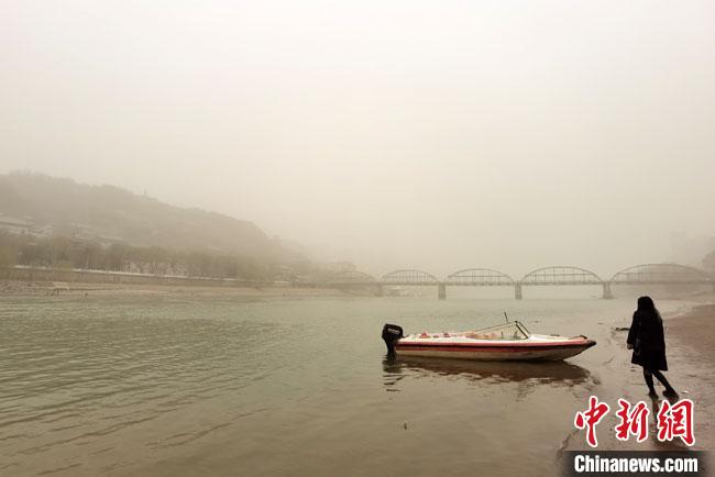 圖為3月16日傍晚,蘭州城區(qū)的黃河岸畔蒼白一片?!●T志軍 攝 圖為3月16日傍晚,蘭州城區(qū)的黃河岸畔蒼白一片?!●T志軍 攝