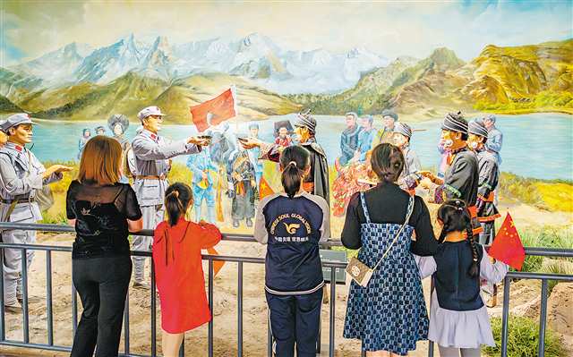 10月1日，開州區(qū)，游客在劉伯承同志紀(jì)念館游覽參觀。通訊員 王曉宇 攝/視覺重慶