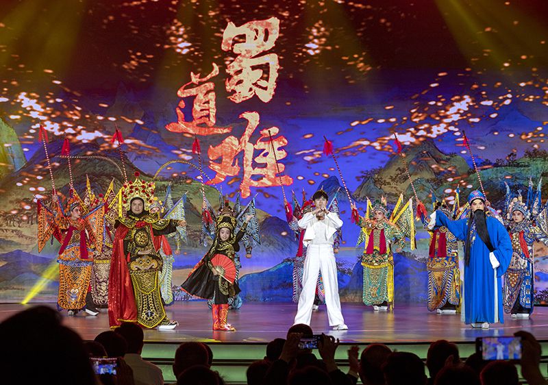 2023年10月13日，成都，“把青春華章寫在祖國(guó)大地上”大思政課網(wǎng)絡(luò)主題宣傳和互動(dòng)引導(dǎo)活動(dòng)在四川大學(xué)舉行。