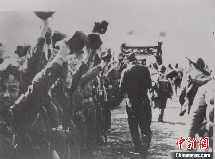 圖為1950年湯池民眾夾道歡迎解放軍(資料圖)?！钜嬷夜﹫D 攝